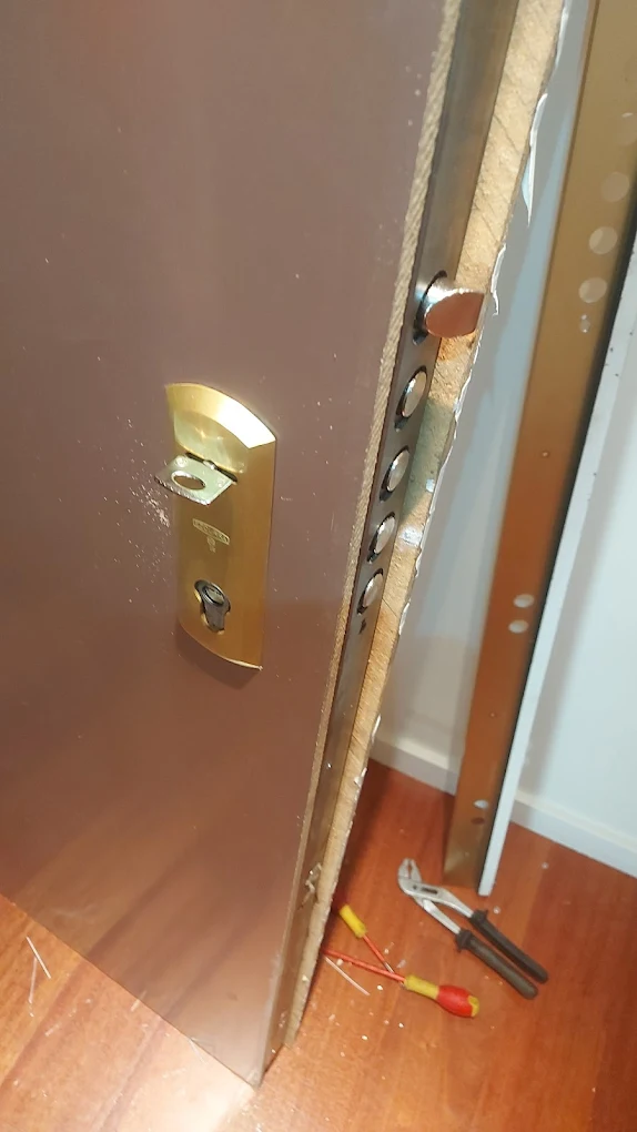 Apertura de puerta blindada con cerradura de seguridad y herramientas de cerrajería profesional