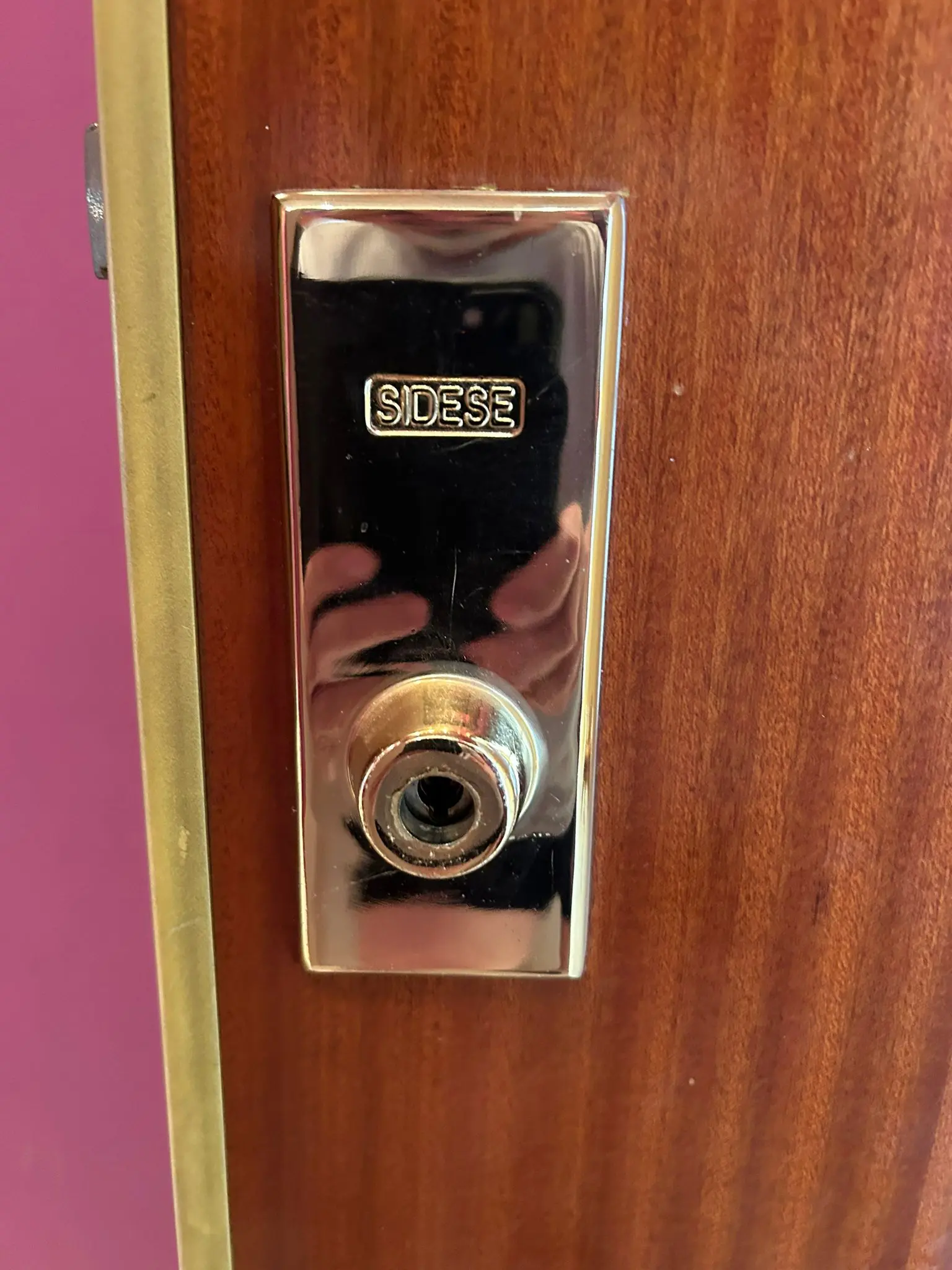 Escudo de seguridad Sidese cromado para cerradura de alta protección en puerta de madera