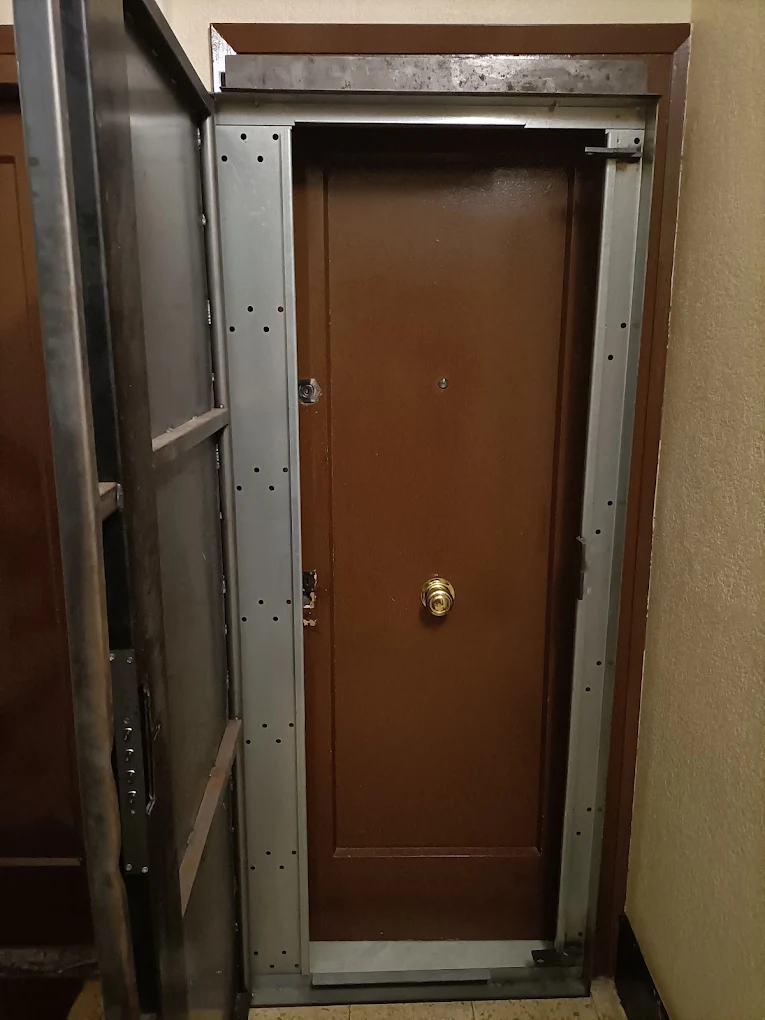 Especialista realizando un servicio de apertura de puerta en Barcelona tras un bloqueo de cerradura de seguridad