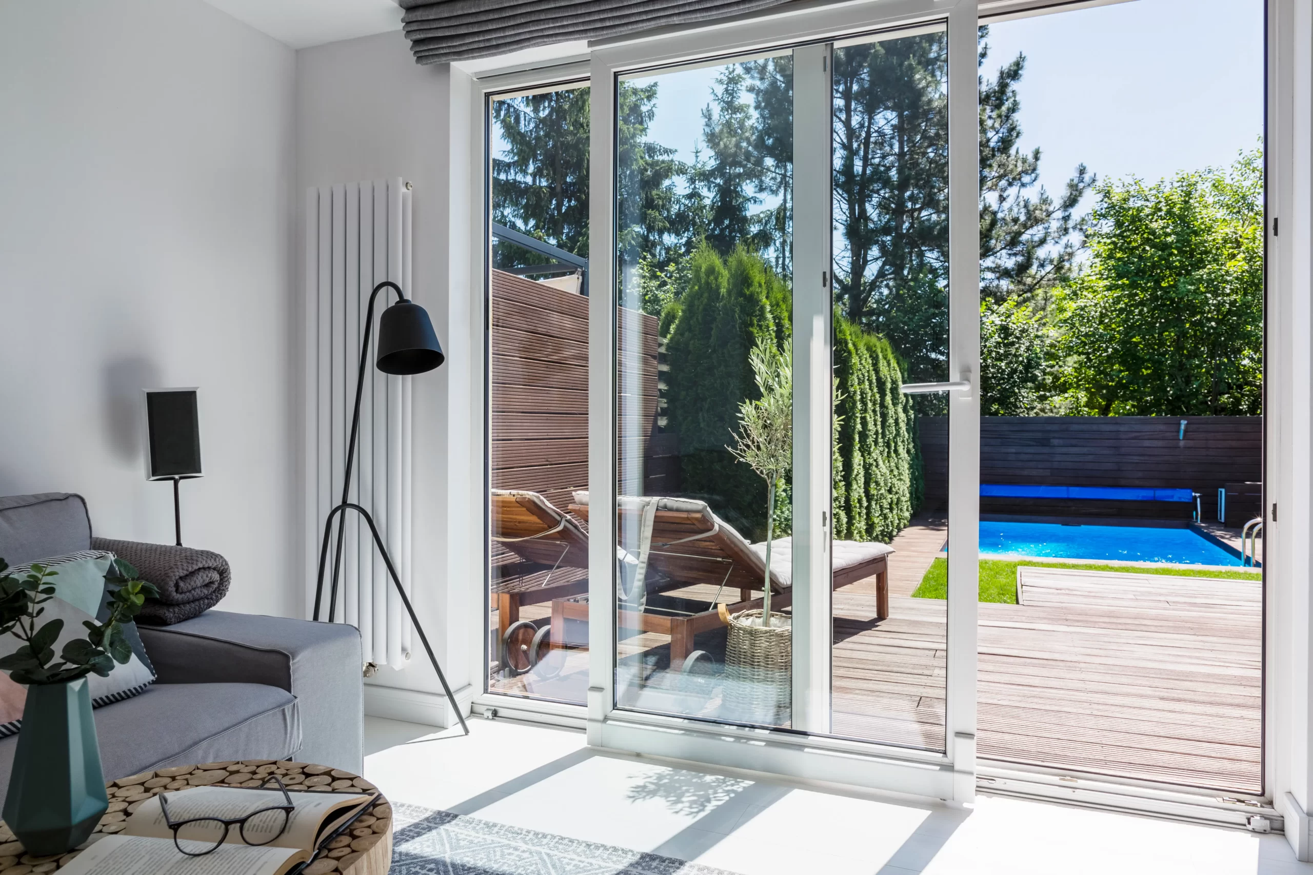 Puerta corredera de cristal de gran formato reparada y alineada con acceso a jardín y piscina