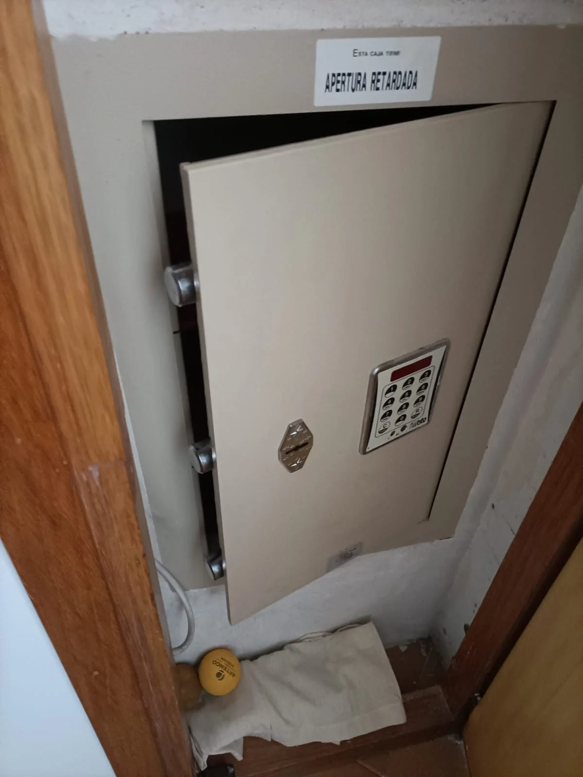 Servicio de apertura de cajas fuertes con sistema de seguridad de apertura retardada y teclado digital